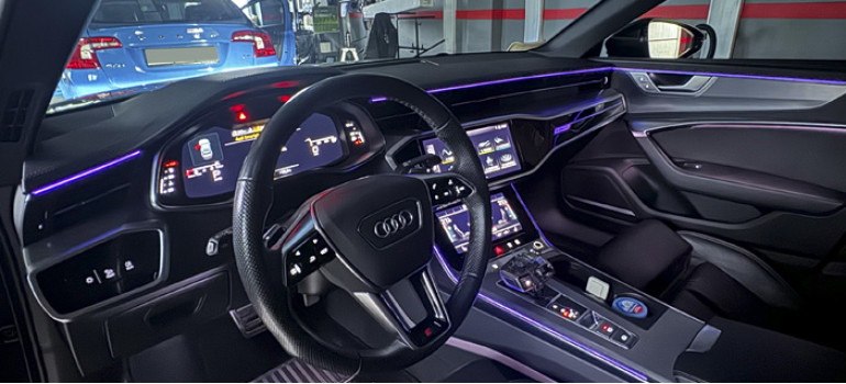 Установка дополнительных элементов подсветки Ambient Light на торпедо в Ауди (Audi) A6 C8